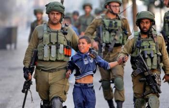360 طفلًا فلسطينيًا يقبعون حاليًا داخل سجون الاحتلال الإسرائيلي