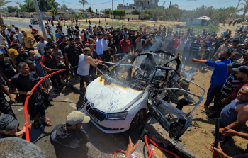 صورة للمركبة المدنية التي استهدفت في منطقة الزوايدة بصاروخ طائرة مسيرة إسرائيلية