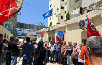 وقفة احتجاجية أمام مكتب مدير خدمات وكالة غوث وتشغيل اللاجئين الفلسطينيين (أونروا) في مخيم البداوي شمالي لبنان (وكالات)