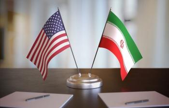 صورة للعلم الإيراني والعلم الأمريكي