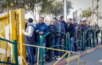 إغلاق سوق العمل الإسرائيلي أمام عشرات آلاف العمال الفلسطينيين دفع أعدادًا كبيرة منهم إلى العمل في المستوطنات باعتباره الخيار الوحيد المتاح