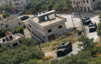 الاحتلال يقتحم منزلاً بالمغير ويصيب أفراده بالغاز والضرب