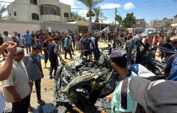السيارة المستهدفة في غارة إسرائيلية في دير البلح وسط قطاع غزة