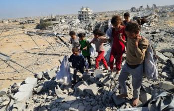 أطفال غزة يجمعون البلاستيك والألمنيوم بين النفايات لإعالة أسرهم وسط واقع النزوح القاسي (أرشيف)