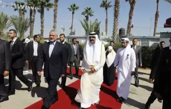 الأمير الراحل حمد بن خليفة آل ثاني خلال زياته إلى قطاع غزة (أرشيف)