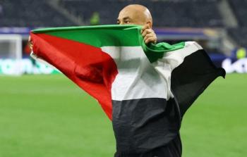 حسام حسن يحمل العلم الفلسطيني