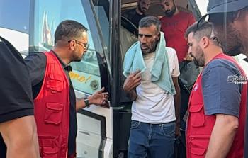 لحظة وصول الأسرى المفرج عنهم إلى مجمع ناصر الطبي في مدينة خان يونس.