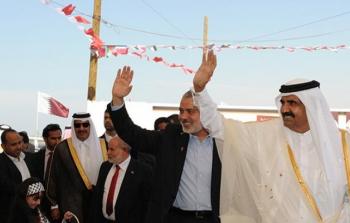 الأمير الراحل حمد بن خليفة آل ثاني خلال زياته إلى قطاع غزة (أرشيف)