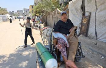 من بئر 19 إلى الغسيل الكلوي.. رحلة رجل سبعيني تجرّه دابة في غزة (تصوير: تامر قشطة)