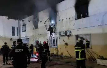 عناصر الدفاع المدني يحاولون إخماد الحريق