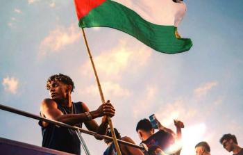 اللاعب الإسباني لامين يمال يرفع العلم الفلسطيني