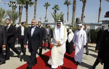 الأمير الراحل حمد بن خليفة آل ثاني والشهيد القائد إسماعيل هنية (أرشيفية)