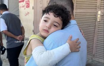 الطفل سامي.. الناجي الوحيد من مجزرة عائلته في دير البلح بعد غارة إسرائيلية