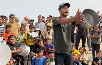 تقليص الوجبات وانقطاع الخبز يهددان آلاف النازحين بالجوع