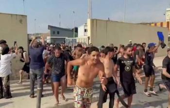 آلاف المهاجرين المغاربة يتدفقون إلى سبتة برا وبحرا.