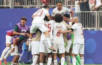 لاعبو ومشجعو المغرب يحتفلون بالفوز والتأهل