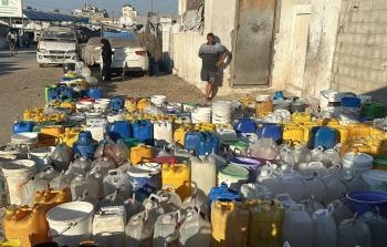 أزمة المياه تهدد حياة مئات آلاف النازحين بمخيمات النزوح في قطاع غزة