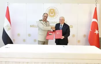 وزير الدفاع التركي يشار غولر ونظيره المصري أشرف سالم زاهر