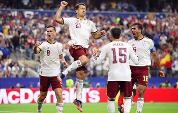 لاعبو المنتخب الإسباني يحتفلون بالهدف الأول