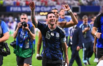ميسي يحتفي بفوز فريق منتخب بلاده على المنتخب الإنجليزي
