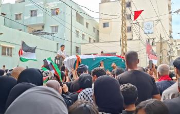 من مشهد تشييع المقاتلين في مخيمات الفلسطينيين