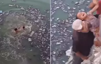 شاب فلسطيني يخاطر بحياته لإنقاذ طفلة بعد سقوطها في بركة صرف صحي بمخيم جباليا شمال قطاع غزة