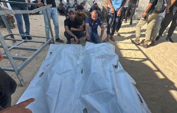 شهيدان ارتقيا في قصف إسرائيلي استهدفهما أثناء جمع الحطب في منطقة السطر الغربي شرقي خانيونس أمس الأحد (تصوير: رمضان الآغا)