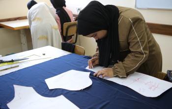 نساء غزة يحوّلن الخياطة إلى طريق للنجاة والعمل