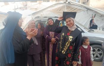 فرح تحتفل مع عائته بتفوقها في الثانوية العامة