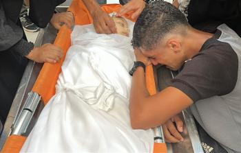 تشييع الطفلة آمال نشأت أبو خاطر (10 أعوام) التي استشهدت داخل خيمتها قرب مدينة حمد شمال خانيونس أمس (تصوير- رمضان الآغا)
