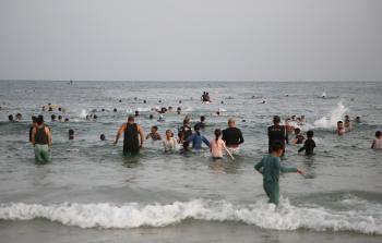فلسطينيون على شاطئ بحر مدينة غزة (تصوير محمود أبو حصيرة)