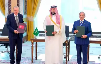 ولي العهد السعودي محمد بن سلمان يتوسط رئيس الوزراء الباكستاني شهباز شريف والرئيس التركي رجب طيب أردوغان عقب توقيع اتفاقية مكة للدفاع المشترك