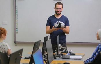 مركز الواقع الافتراضي يصنع جيلاً منتجا للتكنولوجيا بغزة