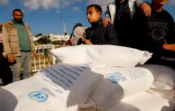 وجود نقص في كميات الدقيق الواردة إلى قطاع غزة بسبب الإجراءات الإسرائيلية المتعلقة بتحديد عدد من التجار المسموح لهم بإدخال البضائع