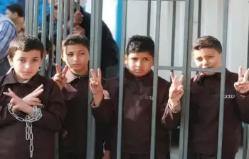 لأطفال المعتقلين يتعرضون لظروف إنسانية صعبة تشمل الضرب والتقييد والتهديد والحرمان من الطعام والمياه إلى جانب الإهمال الطبي وسوء التغذية