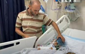 محمود عبد الله يتجرع مرارة الفقد ويصارع لإنقاذ طفلته الثانية