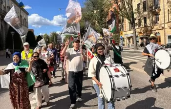 متظاهرون في ستوكهولم رفضا للجرائم الإسرائيلية.