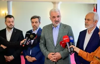 جانب من المؤتمر الصحفي الذي عقد في إسطنبول.