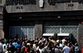 الحسابات المصرفية.. عقبة جديدة أمام تجار غزة 