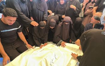 جانب من وداع شهداء عائلة الهمص الذي ارتقوا في غارة إسرائيلية على خانيونس أمس (تصوير - رمضان الآغا)