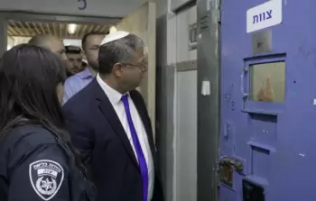 بن غفير يقتحم زنازين الأسيرات ويتفاخر بالتنكيل بالأسرى