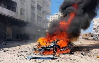 قصف إسرائيلي لمركبة مدنية في مدينة غزة.