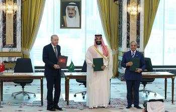 جانب من توقيع الاتفاقية بين السعودية وباكستان وتركيا