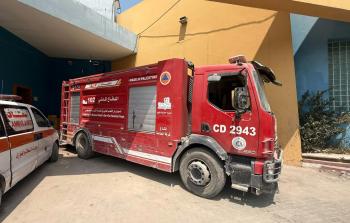 الدفاع المدني يطارد نيران الحرب بمركبة إطفاء وحيدة.