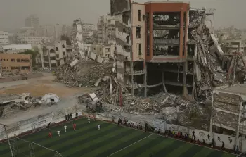 كرة القدم تعود إلى غزة رغم الدمار ونقص أبسط مستلزمات اللعب