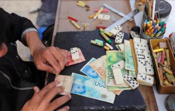 مفارقة السيولة في غزة.. المواطن يدفع للحصول على الكاش وللتخلص منه