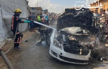 مشاهد من موقع استهداف مسيّرة إسرائيلية مركبة مدنية على شارع الرشيد قرب مفترق أصداء الغربي في مواصي خانيونس (تصوير محمد طوطح)