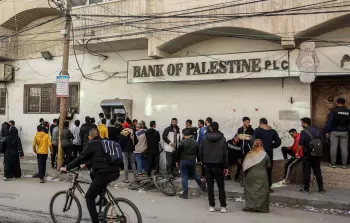 البنوك تشدد القيود في غزة.. والمواطن يدفع كلفة الوصول إلى ماله