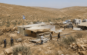 المستوطنين بدأوا نصب سياج جديد يحيط بالتجمع بما يقيّد حركة الأهالي ويحد من وصولهم إلى أراضيهم ومناطق الرعي (وكالات)