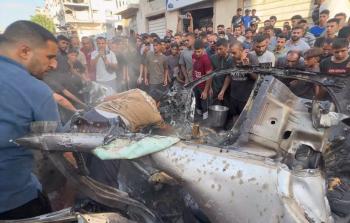 سيارة استهدفتها طائرات الاحتلال في غارة على شارع الشفاء غربي مدينة غزة أمس (تصوير- محمود أبو حصيرة)